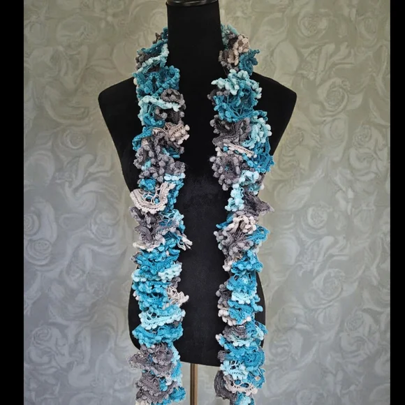 Elegant handmade scarf - Picture 5 of 10